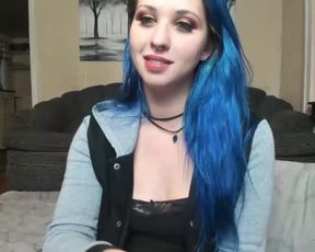 smoking babe spreads her legs