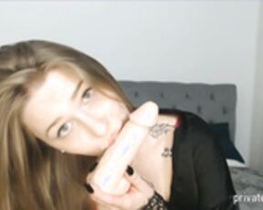 Julie_Ariel ts sucking dildo