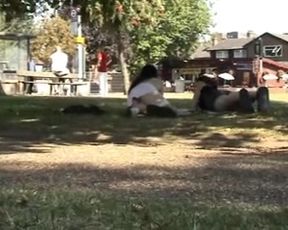 espiando en el parque