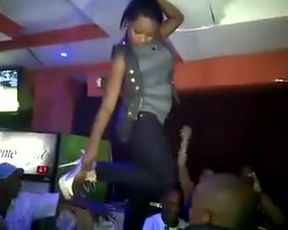 Se deznuda completamkente en una fiesta