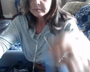sweetumspie squirting on couch