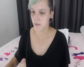 Spunky Short Haired Babe Show Her Hairy Pussy Live